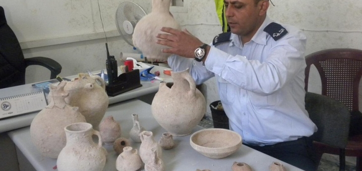 شرطة الخليل تضبط 120 قطعة أثرية بحوزة تاجر آثار