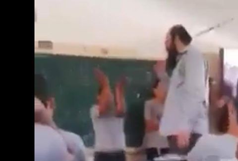 بالفيديو :معلم في غزة يضرب تلاميذه بعنف