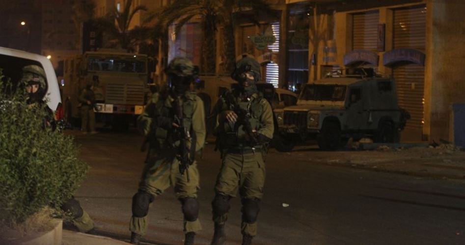 بيت لحم: اندلاع مواجهات في الدهيشة ودهم منازل في الخضر