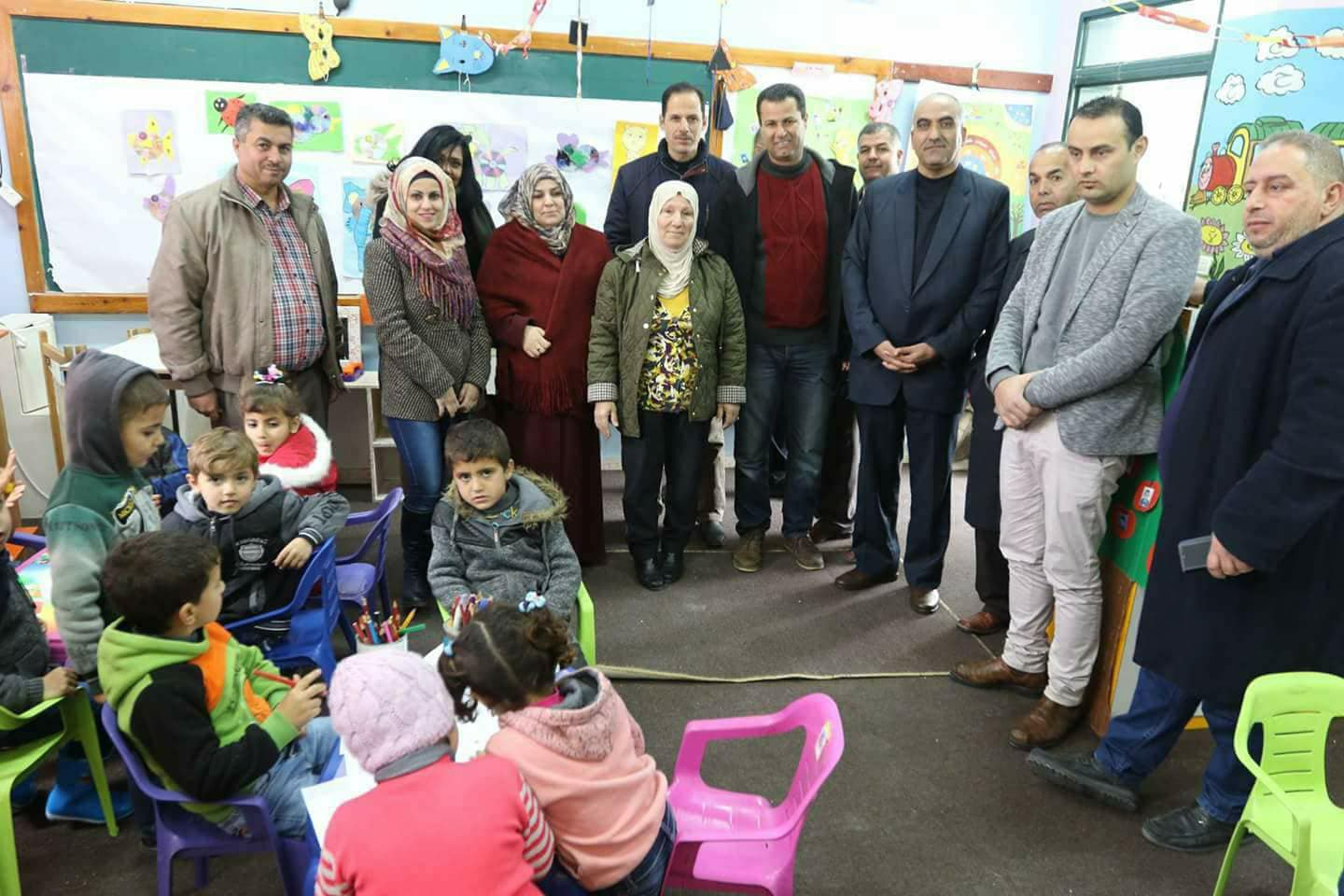 الفارس توزع مكرمة الرئيس لطلبة الخليل