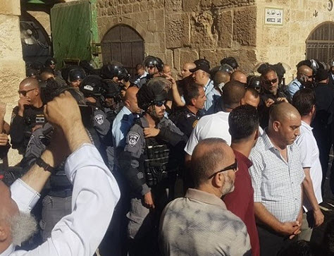 جيش الاحتلال يقتحم المسجد الاقصى ويهاجم المصلين ويوقع اصابات
