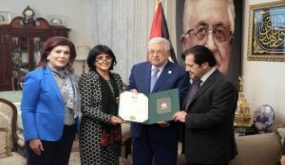 الرئيس يمنح القائد العراقي الراحل اللواء الركن عمر علي وسام نجمة فلسطين العسكري