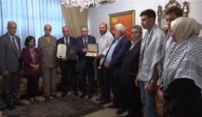 نيابة عن الرئيس: دبور يقلد المناضل اللبناني الراحل هاني فاخوري وسام الرئيس ياسر عرفات