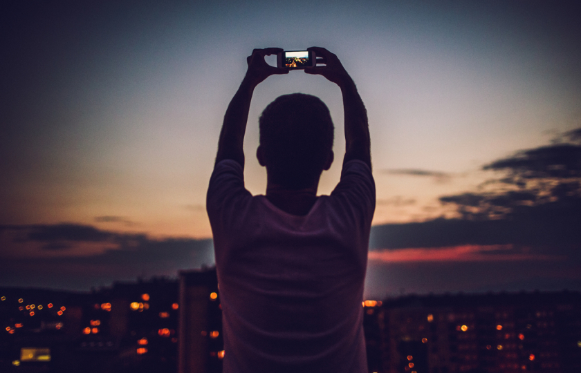 كيف تلتقط صوراً ليلية أفضل باستخدام هاتفك الذكي؟
