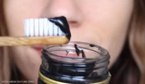 تبييض الأسنان بالفحم.. حقيقة أم وهم؟