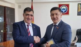 السفير ترشحاني يبحث مع مسؤولين قيرغيز العلاقات الثنائية والتطورات الفلسطينية