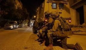 الاحتلال يداهم مسجدا في العيسوية ويصيب ثلاثة مصلين