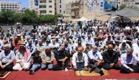 العشرات يؤدون “الجمعة” في خيمة الاعتصام ببادية القدس رغم اجراءات الاحتلال