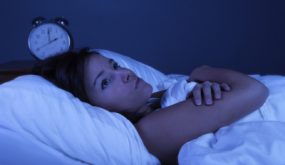 دوامة من الأفكار والغم.. كيف تعود إلى النوم إذا استيقظت في منتصف الليل؟