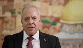 السفير غنام يضع مسؤولا قطريا في صورة آخر المستجدات السياسية