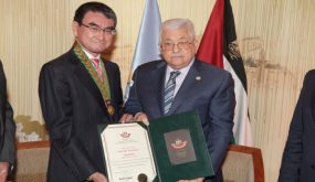 الرئيس يمنح وزير الدفاع الياباني وسام النجمة الكبرى من وسام القدس