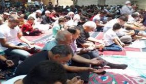 العشرات يؤدون “الجمعة” بخيمة الاعتصام في أبو ديس إسنادا للأسرى