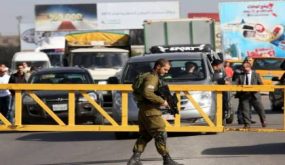 الاحتلال يغلق مدخل بلدة بيت أمر ويحرر مخالفات بحق السائقين