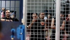 أهالي أسرى طولكرم ينددون بجرائم الاحتلال بحق الأسرى