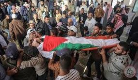 جماهير غفيرة تُشيع جثمان الشهيد السواركة في دير البلح