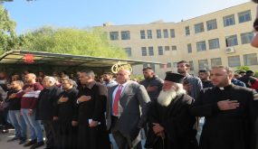 محافظ جنين يضيء شجرة الميلاد في الجامعة الأمريكية