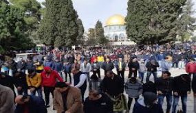 30 ألفا يؤدون “الجمعة” في “الأقصى” رغم إجراءات الاحتلال