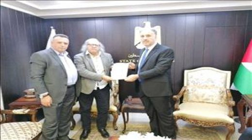 عساف يُسلّم الاتحاد الدولي للصحفيين ملفاً باعتداءات وجرائم الاحتلال ضد مؤسسات الإعلام الرسمي