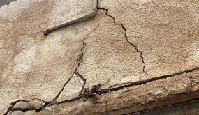 انهيارات أرضية وتشققات تنذر بالأخطر