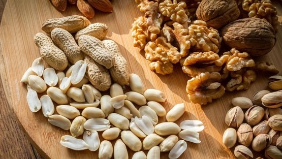 أخطار الإفراط في تناول المكسرات
