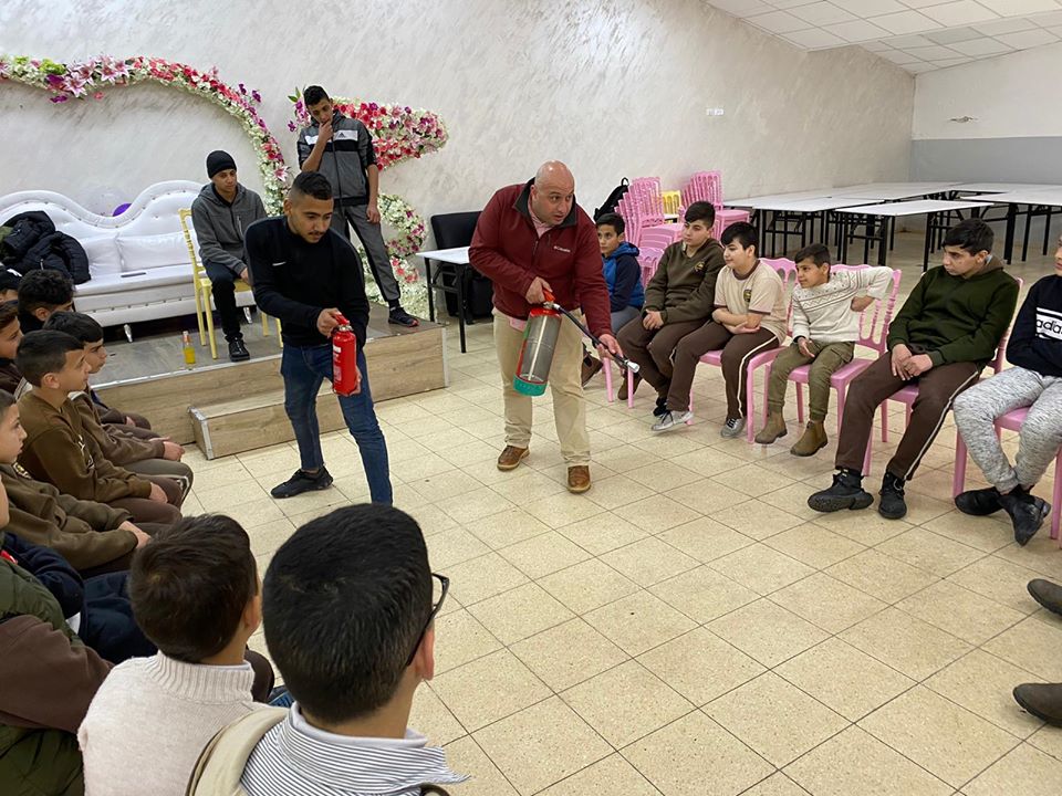 الدفاع المدني يقدم ورشة عمل تدريبية حول علوم في نادي سلوان