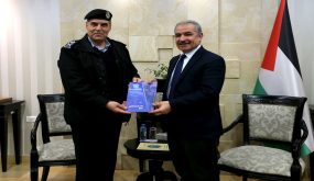 اشتية يتسلم التقرير السنوي للشرطة ويشيد بجهودهم