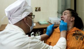تعرف على أطعمة صحية تقف وراء مشاكل الأسنان