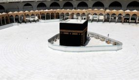 هيئة كبار العلماء في السعودية تقرر وقف صلاة الجماعة بالمساجد باستثناء الحرمين الشريفين