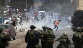 Israeli security forces clash with Palestinian demonstrators following a Friday noon prayer in solidarity with Palestinian prisoners held in Israeli jails, on May 26, 2017 in Beita, southeast of Nablus, in the Israeli-occupied West Bank. / AFP PHOTO / JAAFAR ASHTIYEH