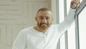أحمد السقا يعلّق على إهانة صيني بالقاهرة بسبب كورونا.. وجّه رسالة للمصريين، وطلب التواصل مع الشاب 