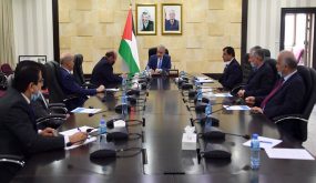 رئيس الوزراء يبحث مع سلطة النقد تحفيز الاقتصاد وإنعاش القطاعات المتضررة