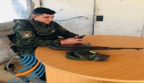 عسكري يناقش مشروع تخرجه على أحد حواجز المحبة