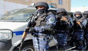 الشرطة تغلق صالوني حلاقة وتضبط 4 مركبات في طولكرم لمخالفتهم تعليمات الطوارئ
