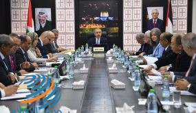 الحكومة تدرس اليوم إعادة فتح دور العبادة والمطاعم