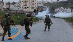 اصابة عشرات المواطنين بالاختناق بعد اقتحام قوات الاحتلال مخيم طولكرم