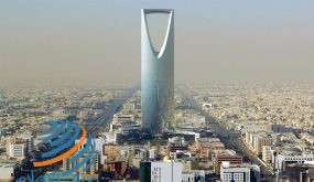المركزي السعودي يؤكد استمرار ربط الريال بالدولار الأمريكي