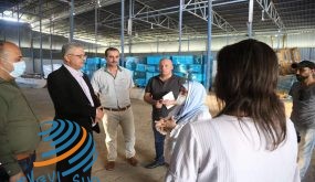 المحافظ أبو بكر يتسلم من اللواء الفارس طروداً غذائية من لجنة المساعدات الرئاسية مقدمة من الصندوق الخيري الإقليمي باسم بطل روسيا مخصصة للعائلات المعوزة