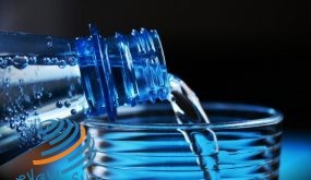 علماء: العبوات البلاستيكية غير ناقلة لعدوى فيروس كورونا
