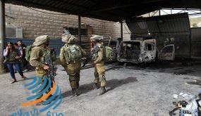 مستوطنون يعتدون على مواطن ويحرقون مركبة في نابلس