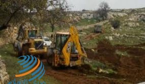 مستوطن يجرف أراضي في تجمع عرب المليحات شمال غرب أريحا