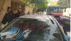 الشرطة و الدفاع المدني ينقذان طفلين علقا داخل مركبة في قلقيليه