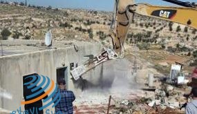 الاحتلال يهدم منشآت وأسوار منازل جنوب طولكرم