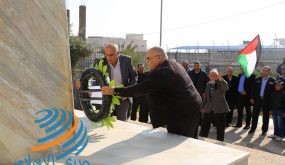 محافظ أريحا يضع إكليلا من الزهور على النصب التذكاري للشهداء