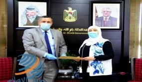 غنام تتسلم نتائج الثانوية العامة لطلبة المحافظة من مدير مديرية التربية