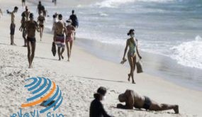 صحيفة إسبانية تصف فتح شواطئ البرازيل بـ”كارثة” لتجاوز وفيات كورونا 120 ألفا