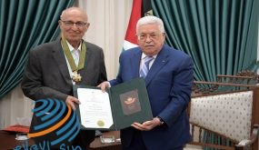 الرئيس يقلد القائد الوطني نبيل شعث النجمة الكبرى من وسام القدس