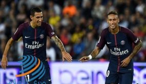 نيمار ودي ماريا يحاولان إمالة رأس ميسي