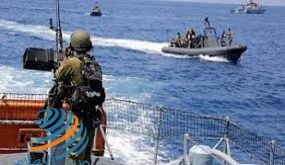 الاحتلال يقلص مساحة الصيد في بحر غزة ويفتح نيرانه صوب الصيادين
