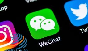 بعد “تيك توك”.. مستخدمو “وي تشات” يقاضون ترامب بسبب حظر التطبيقذكرت صحيفة ”فاينانشال تايمز“ البريطانية أن تحالف مستخدمي تطبيق ”WeChat“ رفع دعوى قضائية ضد إدارة الرئيس دونالد ترامب بسبب الحظر المحتمل للتطبيق، بعد يوم واحد من إعلان تطبيق ”تيك توك“ تقديمه شكوى ضد إدارة ترامب. وزعمت مجموعة من المستخدمين أن الأمر ينتهك حقوق حرية التعبير بموجب التعديل الأول ويستهدف بشكل غير عادل المجتمع الصيني في الولايات المتحدة، الذي يستخدم ”WeChat“ في كثير من الأحيان للتواصل مع الأصدقاء والعائلة في الصين. وقال التحالف أيضا إن الأمر انتهك حقوق التعديل الخامس للإجراءات القانونية الواجبة من خلال جعله غير واضح، أي التفاعلات التي تمت تغطيتها بموجب الأمر. الكشف عن هاتفي “Vivo Y20″ و”Y20i”.. وهذه مواصفاتهما الكشف عن مواصفات وسعر هاتف هواوي الجديد “Enjoy 20 Plus” كما جادل المحامون بأن العديد من مستخدمي تطبيق المراسلة كانوا على دراية تامة بإمكانية المراقبة، بما في ذلك من الولايات المتحدة، وكان الأمر متروكاً لهم ليقرروا ما إذا كانوا سيستخدمون التطبيق أم لا، وليس الحكومة. ويأمل المدعون في القضية الحصول على أمر قضائي أولي من شأنه منع الأمر التنفيذي أثناء سير الدعوى القضائية. وفي الوقت نفسه، أصر البيت الأبيض وآخرون على أن التطبيقات الاجتماعية الصينية الصنع مثل WeChat وTikTok تشكل تهديدات للأمن القومي بسبب مخاوف من أن الحكومة الصينية قد تجبرهم على تسليم بيانات العملاء. بسعر أقل.. تعرف على 5 هواتف بديلة لـ Galaxy Note 20 “مسبار الأمل” الإماراتي يتجاوز 100 مليون كيلومتر في رحلته إلى الكوكب الأحمر ومع ذلك، لا توجد أدلة متاحة للجمهور على هذا الأمر، وستكون الانتهاكات الدستورية المزعومة كبيرة إذا كانت صحيحة. وأعلن تطبيق ”تيك توك“ أمس الأحد أنه سيتقدم بشكوى أمام المحكمة ضد إدارة الرئيس الأمريكي دونالد ترامب للطعن بممارستها القمعية ضد الخدمة التي تملكها شركة صينية تقول واشنطن إنها تشكل تهديدا لأمنها القومي.