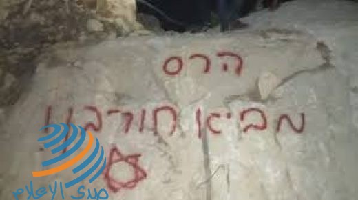مستوطنون يحرقون مركبة ويخطون شعارات عنصرية جنوب نابلس